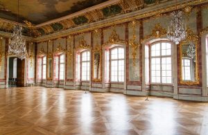 Sala da ballo di un antico palazzo con parquet intarsiato