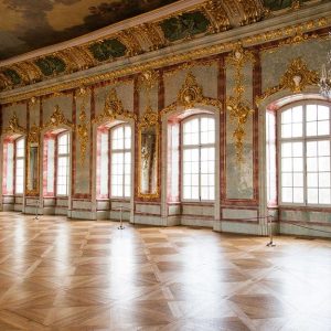 Sala da ballo di un antico palazzo con parquet intarsiato