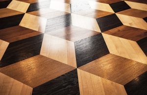 Parquet intarsiato a tre colori con elementi a rombo che formano ideali cubi tridimensionali