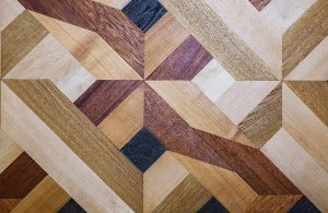 Parquet intarsiato multicolore con forme geometriche complesse