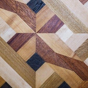 Parquet intarsiato multicolore con forme geometriche complesse