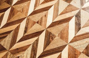 Parquet intarsiato multicolore con elementi di diverse forme: triangoli e parallelepipedi