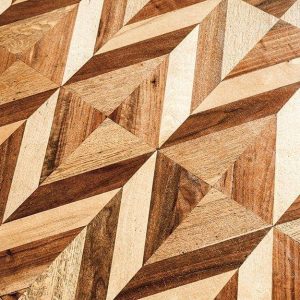Parquet intarsiato multicolore con elementi di diverse forme: triangoli e parallelepipedi