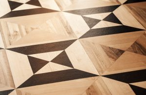 Parquet intarsiato bicolore con forme geometriche a trapezio e a triangolo