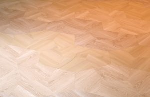 Parquet chiaro a forme geometriche irregolari