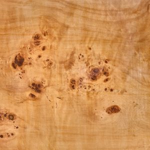 Tavola di legno con impiallacciatura di radica di pioppo