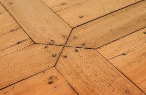 Dettaglio di alcuni elementi di un parquet rustico antico