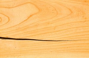 Asse di legno con una grande spaccatura a sinistra