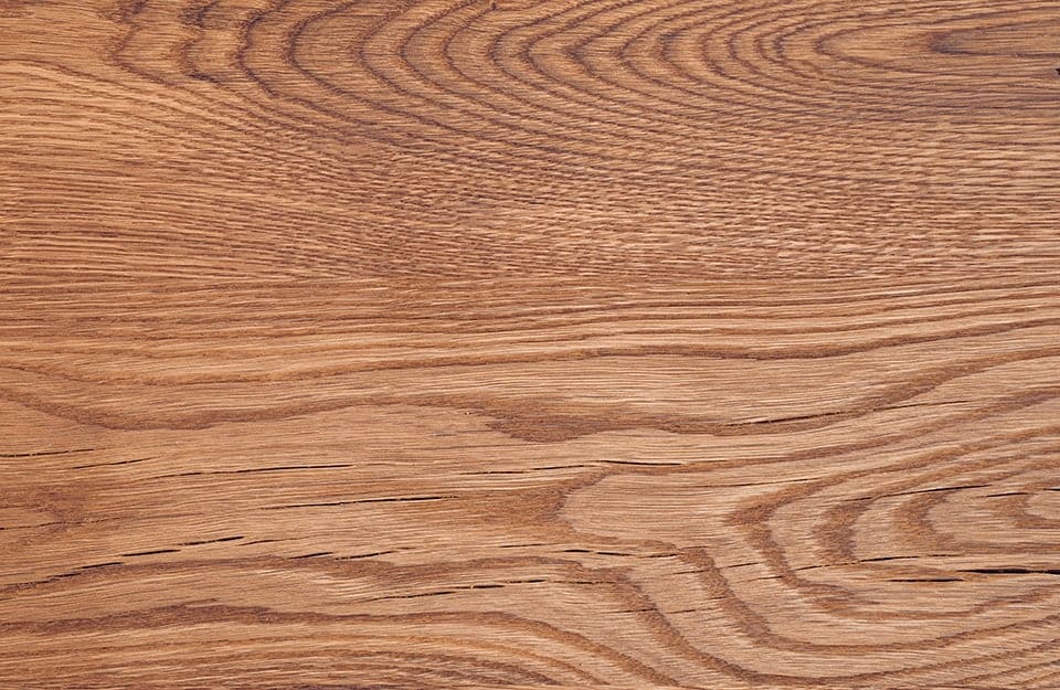 Piccole spaccature nella tavola di un parquet