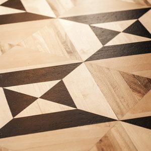 Parquet intarsiato bicolore con forme geometriche a trapezio e a triangolo