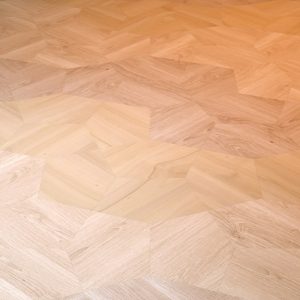 Parquet chiaro a forme geometriche irregolari