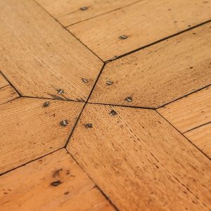 Dettaglio di alcuni elementi di un parquet rustico antico