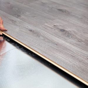 Posa di un parquet a incastro sopra alle piastrelle