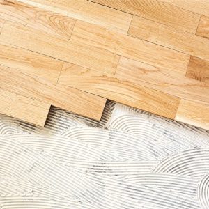 Un parquet parzialmente posato sopra a uno strato di colla
