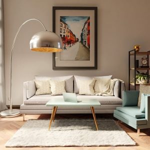 Un salotto elegante e accogliente in stile modernista con parquet in faggio