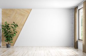 Interno domestico semivuoto e minimale con pavimento in frassino, una pianta e una finestra