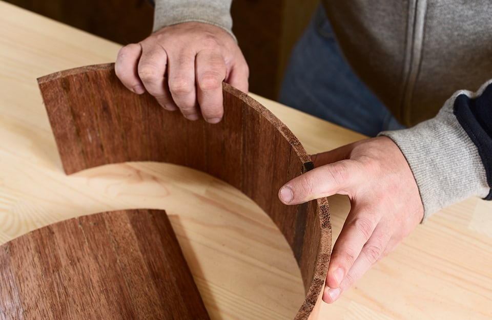 Un artigiano costruisce un tamburo con legno di merbau