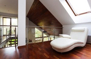 Una stanza minimale con parquet in merbau