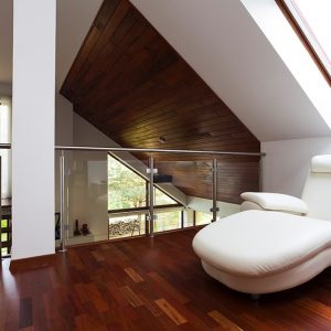 Una stanza minimale con parquet in merbau