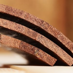 Vista ravvicinata su tre elementi in legno di merbau incurvato