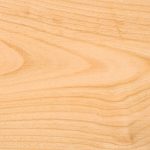 Primo piano su un elemento in legno di faggio. Il legno è chiaro, con molte venature