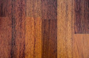 Vista da sopra di un parquet in merbau con la sua tipica texture