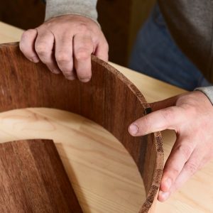Un artigiano costruisce un tamburo con legno di merbau