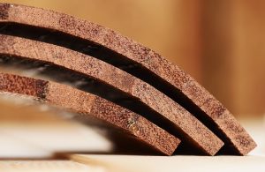 Vista ravvicinata su tre elementi in legno di merbau incurvato