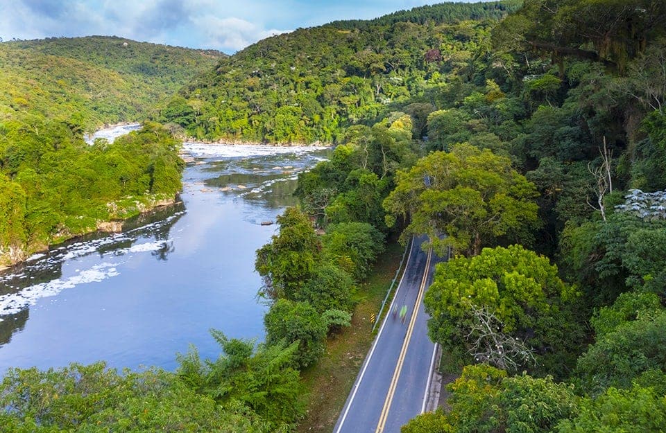 La strada che porta a Cabreuva, cittadina brasiliana che prende il nome dal legno, molto presente in quella zona