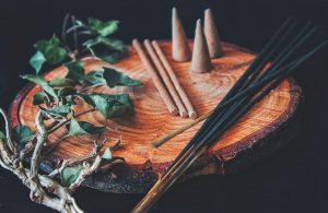 Incenso in varie forme: si può ricavare anche dalla pianta che produce il legno cabreuva incenso