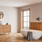 Luminosa stanza da bagno arredata con materiali ed elementi (tra cui il parquet) seguendo i principi del Feng Shui