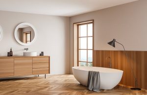 Luminosa stanza da bagno arredata con materiali ed elementi (tra cui il parquet) seguendo i principi del Feng Shui