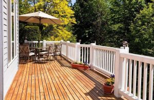 Un decking (parquet per l'esterno) in legno di cedro per una veranda in stile coloniale