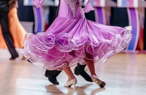 Un ballo di coppia su un pavimento in parquet
