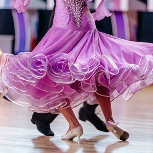 Un ballo di coppia su un pavimento in parquet
