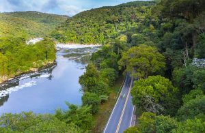 La strada che porta a Cabreuva, cittadina brasiliana che prende il nome dal legno, molto presente in quella zona