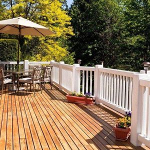 Un decking (parquet per l'esterno) in legno di cedro per una veranda in stile coloniale