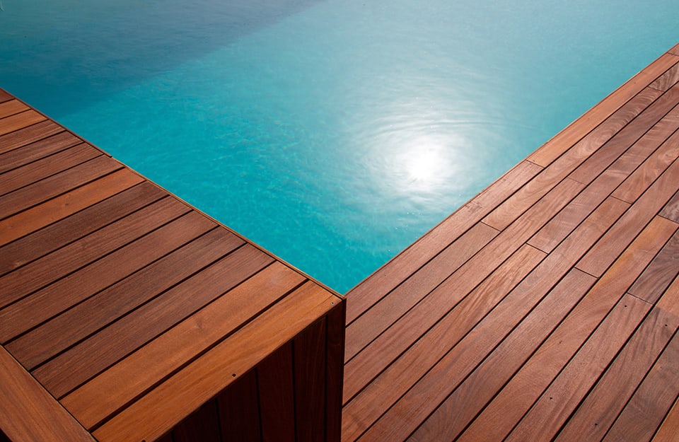 Decking a bordo piscina in legno ipe