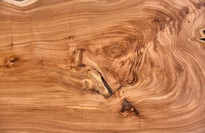 Dettaglio di una tavola in legno di olmo, con le venature e le fiammeggiature molto in evidenza
