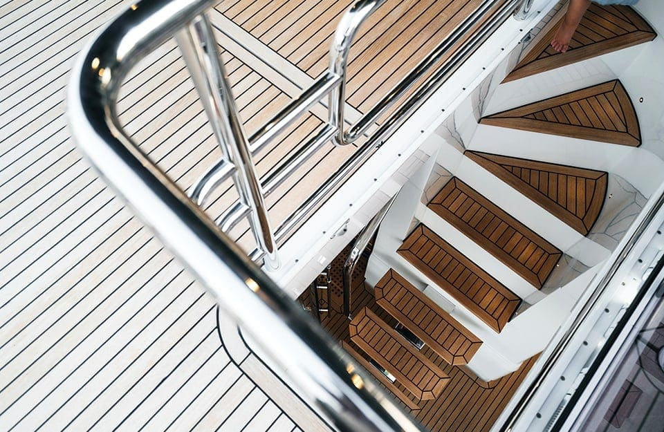 Ponte in legno e scaletta che scende sotto coperta su un yacht