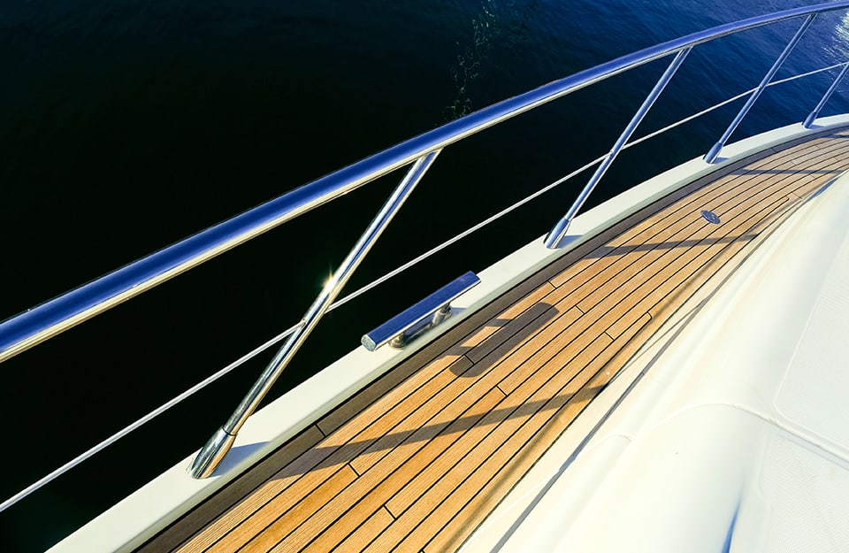 Dettaglio di uno yacht con passerella laterale in legno