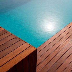 Decking a bordo piscina in legno ipe