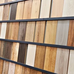 Un espositore con molti campioni di legno di diverse essenze