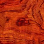 Superficie del parquet in bubinga con le tipiche venature e il colore rossastro