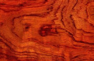 Superficie del parquet in bubinga con le tipiche venature e il colore rossastro