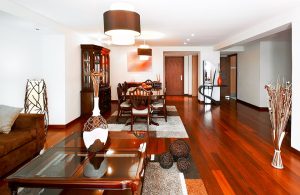 Salotto in stile etnico con parquet in bubinga