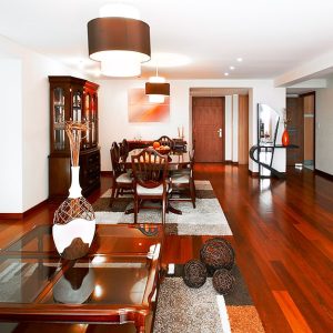 Salotto in stile etnico con parquet in bubinga