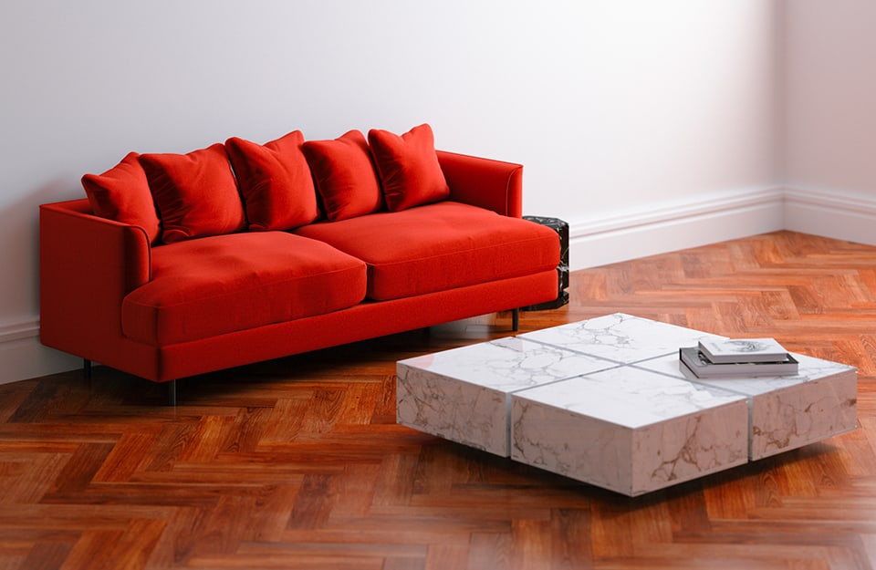 Salotto moderno e minimale con sofà rosso, tavolino da caffè in marmo e parquet in bubinga