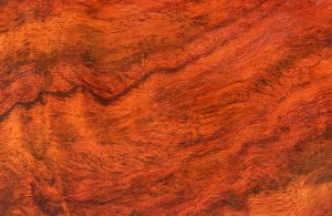Superficie del parquet in palissandro con le tipiche venature e il colore rossastro