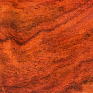 Superficie del parquet in palissandro con le tipiche venature e il colore rossastro